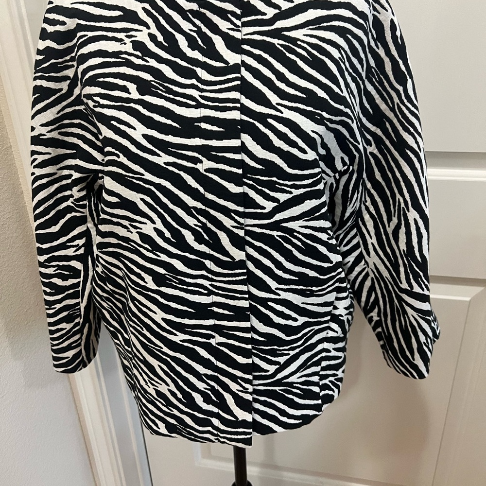 Chico-s crop jacket in size 2(US-L).